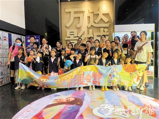 暑假档众多影片“扎堆”上映，吸引不少消费者前来观看。