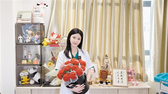吴海涛和怀孕患者送来的小礼物合照。