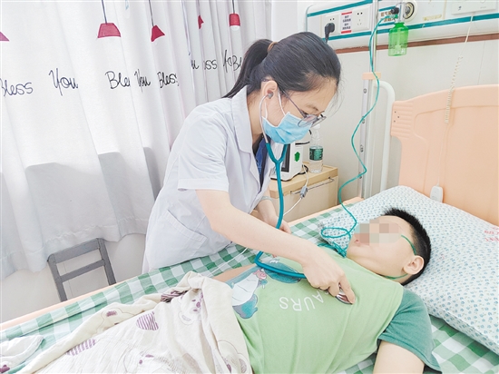 医生为溺水儿童查看身体情况。