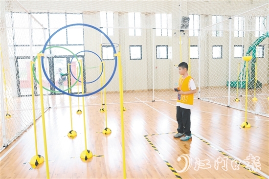 在比赛中，参赛选手熟练地完成起飞、降落、爬升、紧急迫降等模拟动作。