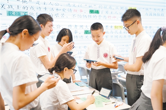 一实学子课堂上合作交流。