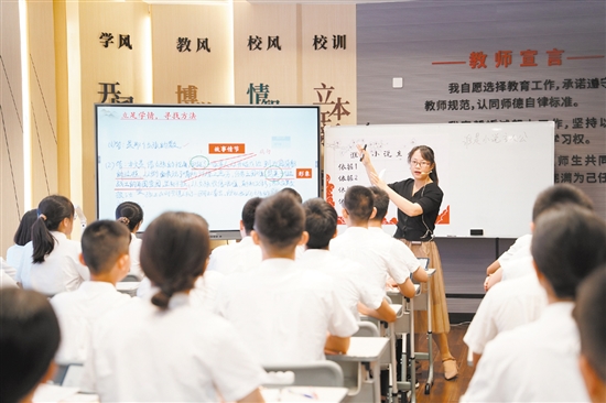 课堂上，老师用心授课。