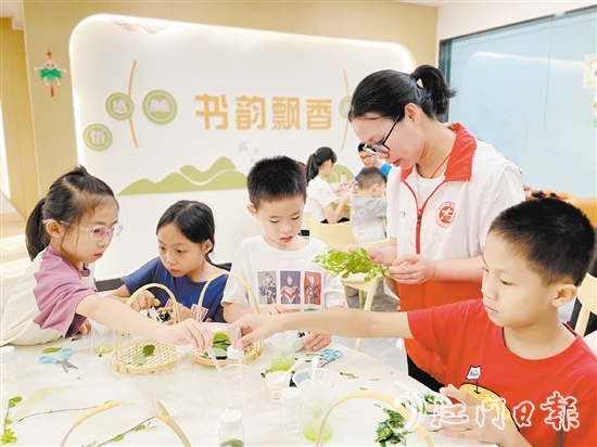 在“提取叶绿素”课程中，孩子们在志愿教师的协助下动手实践。
