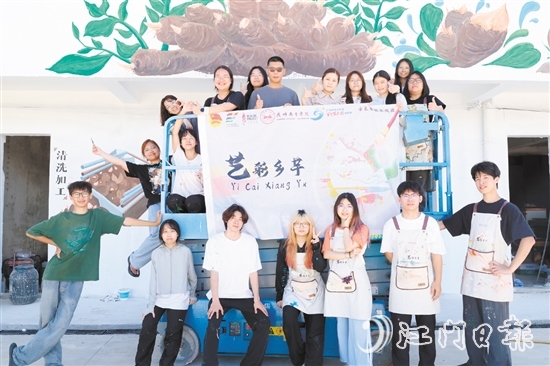 东冠小学旧址的墙绘作品由15名学生历时9天创作完成。