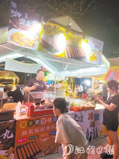 夜幕降临，合优集市各摊位“烟火气”升腾，特色美食、小吃纷纷出炉。