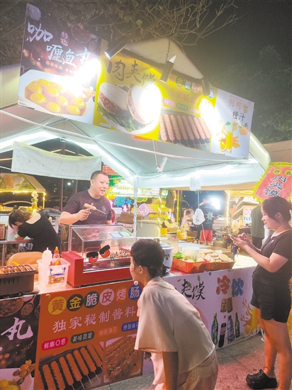 夜幕降临，合优集市各摊位“烟火气”升腾，特色美食、小吃纷纷出炉。