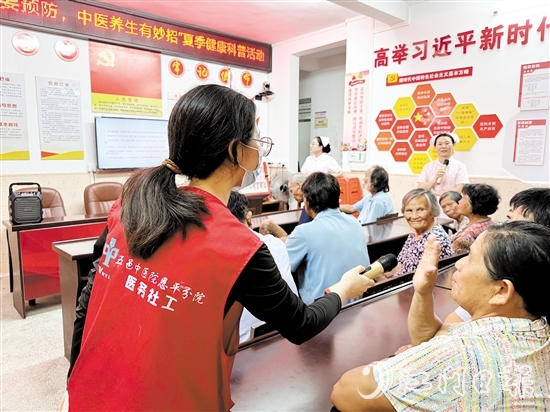 医务社工和医护人员为群众科普养生知识。