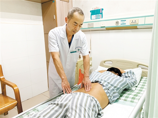 医生为患者检查是否存在骨质疏松情况。