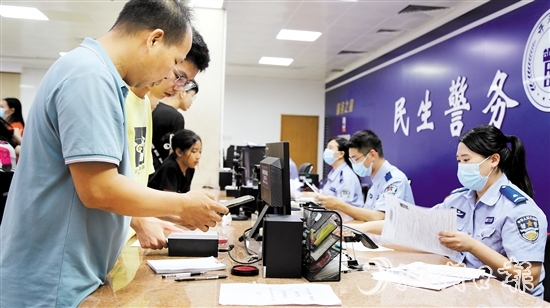 工作人员热情为群众办证。