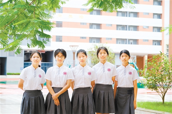 五位女生在校园合影留念。