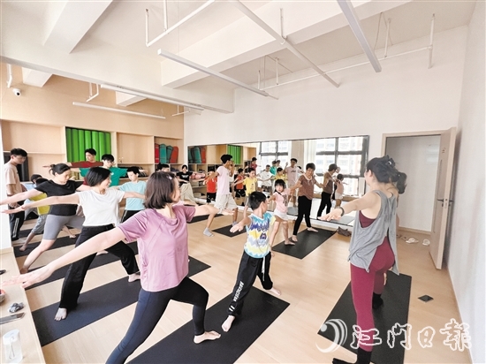 居民参加永贤社区举办的活力健身操及亲子瑜伽“邻”距离健康系列活动。