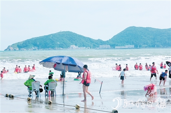 夏季，美丽的上下川岛成为不少游客的旅游目的地。