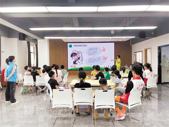 参加夏令营活动的学生认真听社工的讲解。