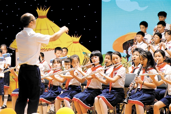 学生们在舞台上用心演出。
