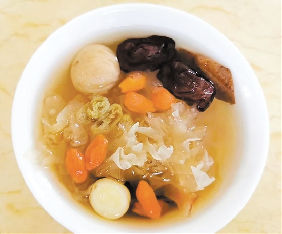 立秋后宜多吃银耳等润肺食物，能帮助呼吸系统适应季节变换。