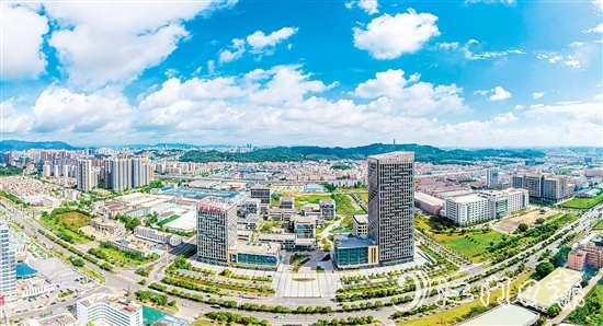 作为国家级高新区，江海区拥有国家级、省级、市级大型高端人才载体，“众创空间—孵化器—加速器—专业园区”孵化育成体系正逐步完善。图为高新创智城。彭伟宗
