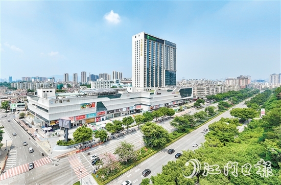 商业配套上，江海吸引多个大型商超入驻。图为江海广场。