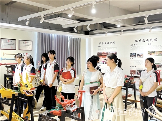 五邑大学“邑龙同舟”实践团走进礼乐街道，了解礼乐龙舟文化。