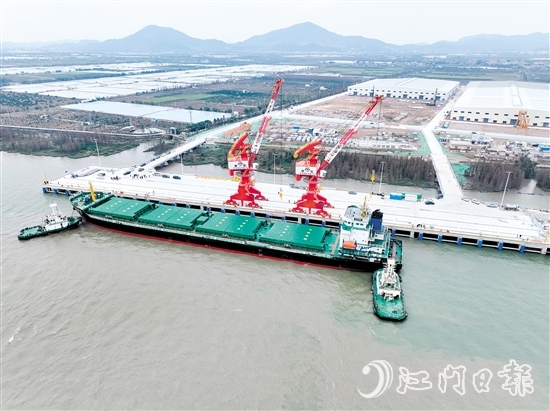 ▲华津集团投资5.5亿元建设华津码头，计划新建3个3万吨级多用途泊位。