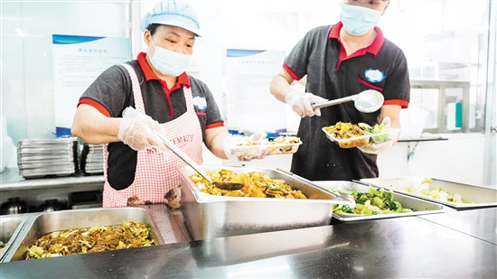 江门市第二人民医院食堂的食材采购、烹饪加工、菜品设计、餐具消毒均按照合理、科学的标准执行。