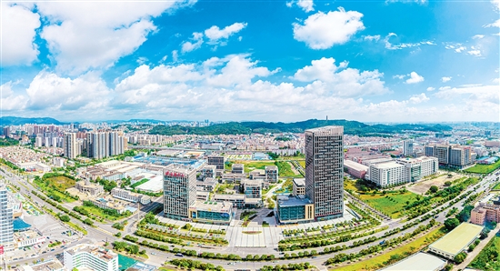 作为国家级高新区，江海区拥有国家级、省级、市级大型高端人才载体，“众创空间—孵化器—加速器—专业园区”孵化育成体系正逐步完善。图为高新创智城。彭伟宗