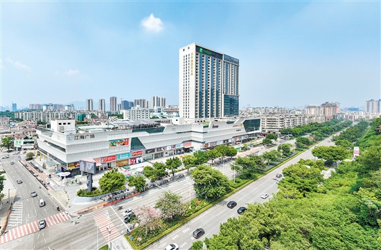 商业配套上，江海吸引多个大型商超入驻。图为江海广场。