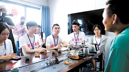 乡村产业调研一组“虾出名堂”队与南美白对虾养殖户进行交流。