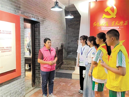 生态调研一组带着儿童观察团开展实地走访调研。