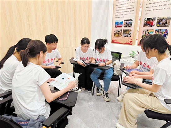 文化调研二组成员讨论新会非遗葵艺的发展情况。