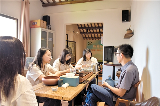 组织调研一组大学生们认真细致调研，力求为新会陈皮产业的发展提供参考意见。