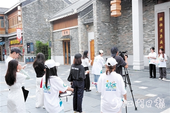 广东农工商职业技术学院“古韵古香”实践团走进古劳镇，开展文旅直播助农活动。