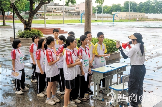 华南理工大学“流光”实践团组织鹤山市第三中学学生开展定向越野挑战赛等趣味活动，丰富他们的暑假生活。