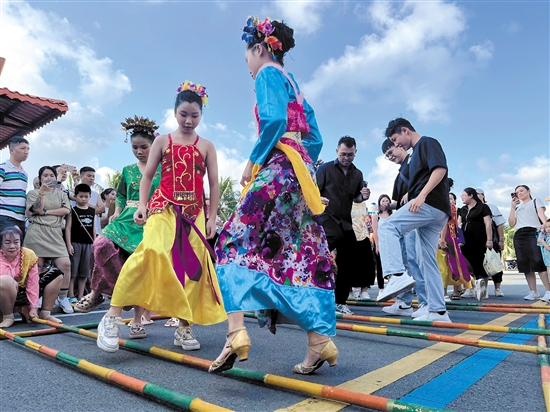 在台山市海宴镇五丰村，东盟国家在粤留学生体验竹竿舞。