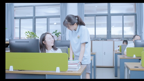 老师为学生答疑解惑。