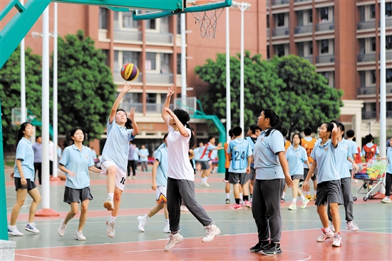 学生校园生活丰富多彩，确保每天有足够的运动量。