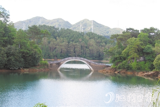 今年1-6月，恩平市空气质量综合指数为2.38，集中式饮用水源江南干渠和锦江水库达到Ⅱ类水质标准。图为江门市西湖公园。