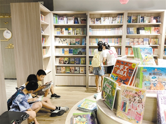 “学生族”纷纷“转战”图书馆、书店阅读。