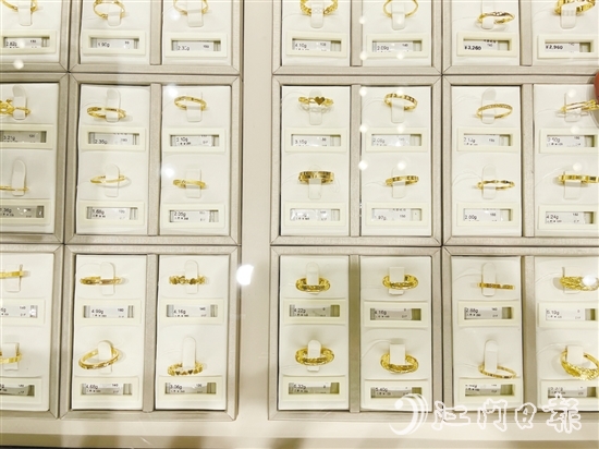 国际金价高企，消费者观望情绪浓。