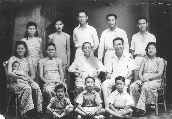 抗战胜利后，1946年李月美（中排左一）与弟弟李锦容（后排右二）一起复员南返与家人团聚。