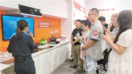 参训人员开展线下实践活动，了解厨房安全知识。