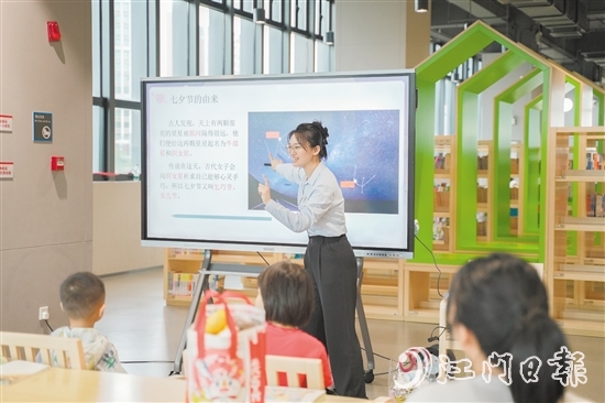 暑假期间，区图书馆开展亲子活动，满足读者需求。