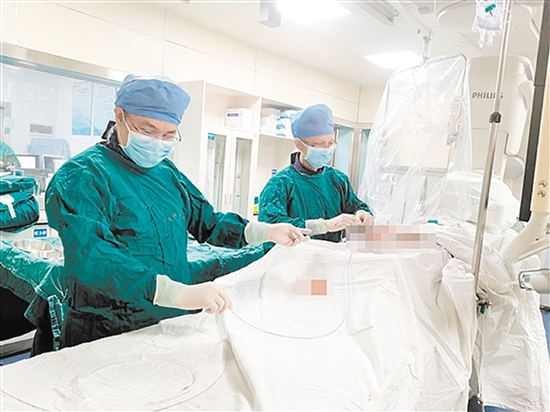 江门市中心医院独立完成珠中江地区首例心肌梗死后室间隔缺损介入封堵手术。