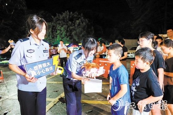 民辅警把“反诈摊位”开进夜市，营造浓厚反诈宣传氛围。