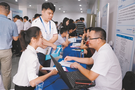 活动期间，30家企业事业单位入场揽才，活动方组织博士博士后人才现场应聘。
