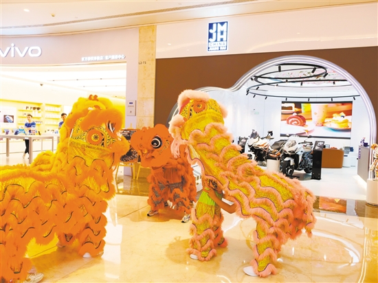 江门“小醒狮”在位于深圳的“江海汇·江门江海制造形象店”前表演，为江门增光添彩。