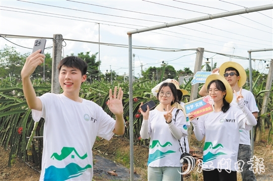 广东南方职业学院“有梦·实践”乡村振兴突击队大学生推介礼乐农特产品。