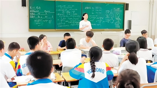参加夏令营的同学们遨游在知识的海洋中。