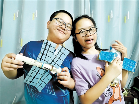 四年级《暑假特色作业》的“神奇科学”板块中设置“‘暑’你神奇”项目，让学生利用家中的废旧物品制作天宫空间站模型，受到学生的热烈欢迎。