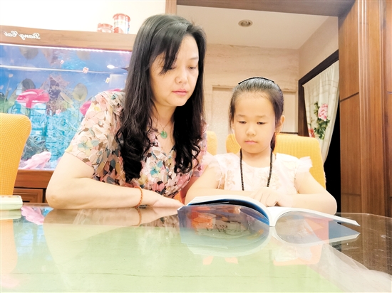 沙坪街道第二小学以家校联动的方式，为学生的暑假学习生活保驾护航。