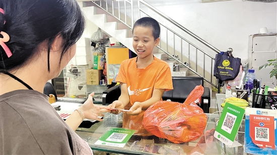 肖瀚嵘当上了“掌柜”，招呼客人、收银找零钱。